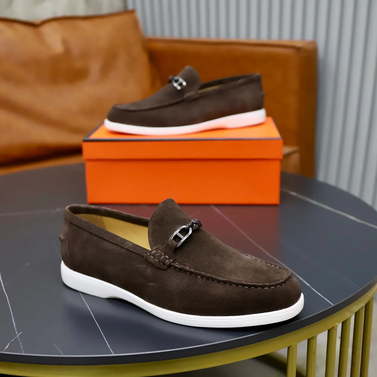 Ex-factory price: 540💰Hermès/Hermès slip-on men's shoes. This shoe is made of imported cow suede leather, with simple and smooth lines, and a 3CM rubber foam ultra-light sole combined with aerodynamic design! Youthful and fashionable, H button decoration, contrasting leather embellishment on the heel, calf lining to gently wrap your feet, with embossed logo cowhide feet, leather rock strips, casual and urban style, highlighting youthful vitality, sports and leisure version, super versatile Size number: 38-39-40-41-42-43-44 Standard leather shoe size (45 can be customized but does not support returns)